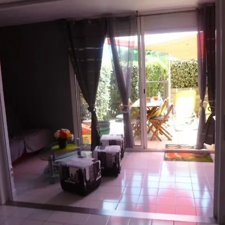 T3 Rez De Jardin, Belle A 20m De La Mer Et 150m Des Commerces, Piscine Dans La - Cap D'agde - Ref Sav33h Apartment